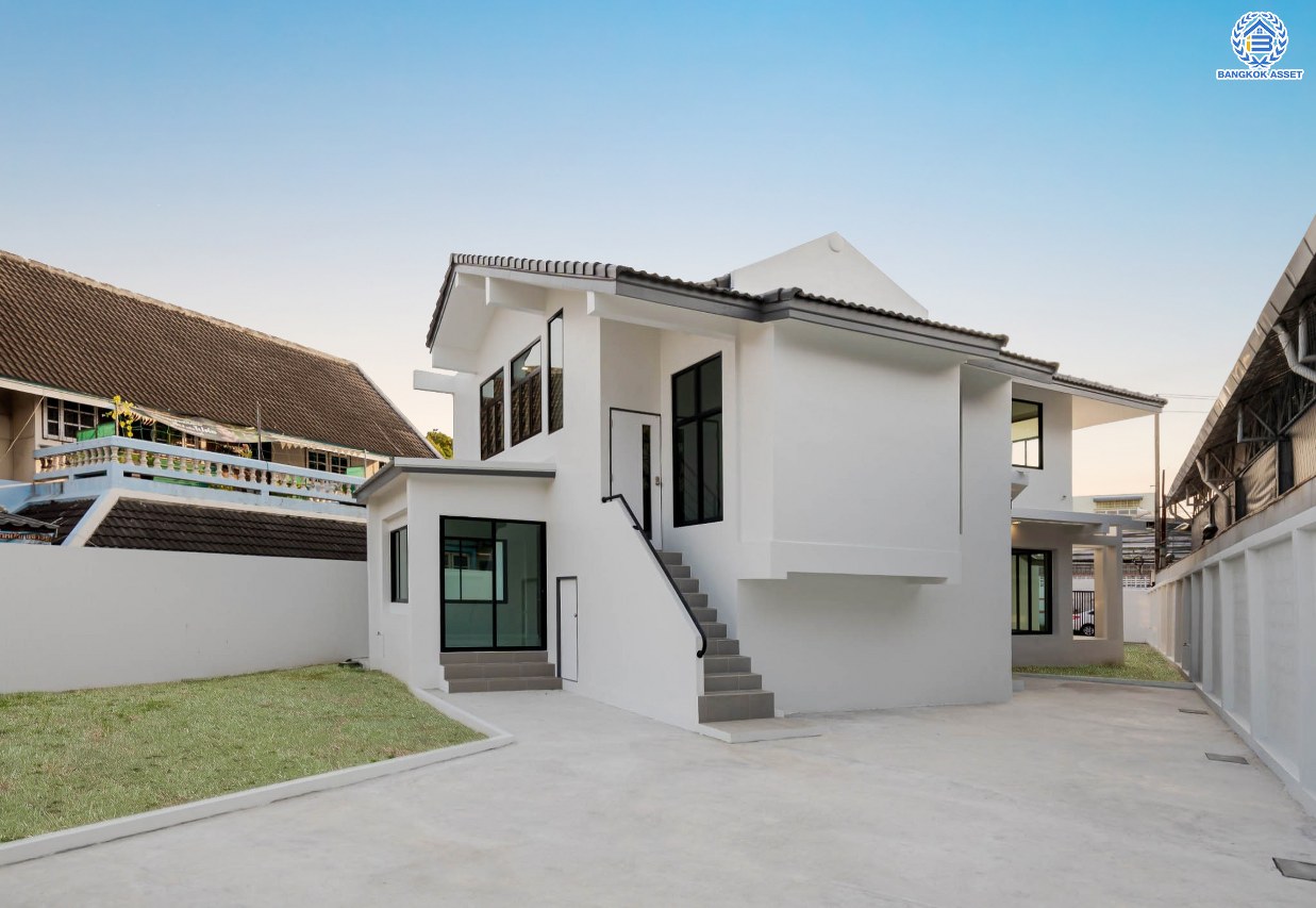 บ้านมือสองตกแต่งใหม่ ดีไซน์สวย โครงการ ลาดพร้าว130 ลาดพร้าว หลังใหญ่ถึง 154 ตร.ว. ฟังก์ชัน 4 ห้องนอน 5 ห้องน้ำ 1 ห้องแม่บ้าน จอดรถได้ 2 คัน พื้นที่ใช้สอยกว่า 589 ตร.ม. รองรับทุกกิจกรรม บนทำเลเชื่อมต่อหลายเส้นทาง อาทิ ถนนรัชดาภิเษก, ถนนเสรีไทย, ถนนรามคำแหง ใกล้จุดขึ้นทางด่วน "ฉลองรัช" ใกล้รถไฟฟ้าสายสีเหลือง "สถานีลาดพร้าว101" และรถไฟฟ้าสายสีส้ม "หัวหมาก"